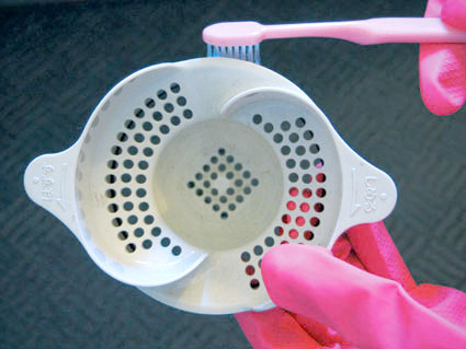 ヘアキャッチャーや封水筒は、歯ブラシなどを使って付着したヌメリやカビをみがき落とします。