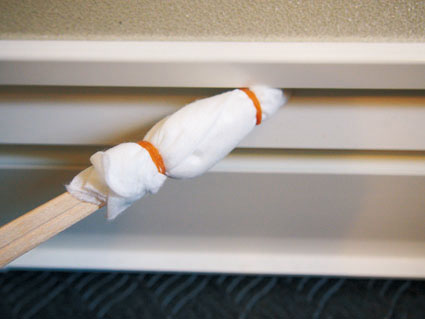 ルーパー状の通気口など狭い隙間は、割り箸の先に使い捨ての布を巻いて差し込みます。